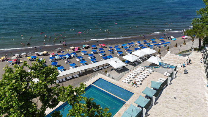 Akçakoca Beltur otel havuzu ve plajı tatilcileri ağırlıyor