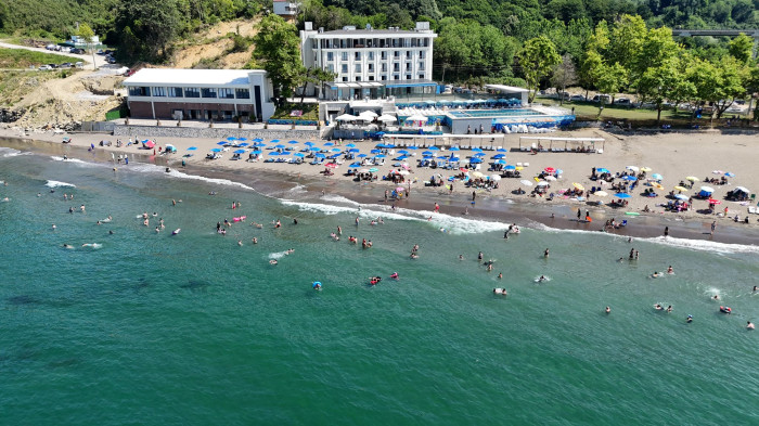 Akçakoca Beltur otel havuzu ve plajı tatilcileri ağırlıyor