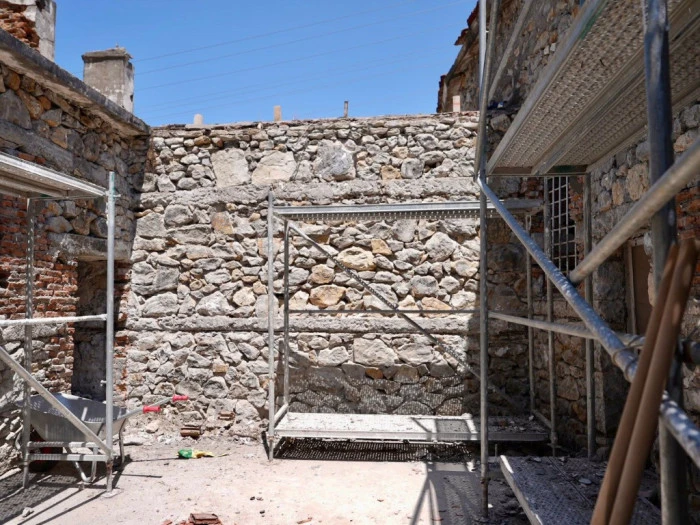 TARİHİ YAPIDA RESTORASYON &Ccedil;ALIŞMALARI HIZ KESMEDEN S&Uuml;R&Uuml;YOR
