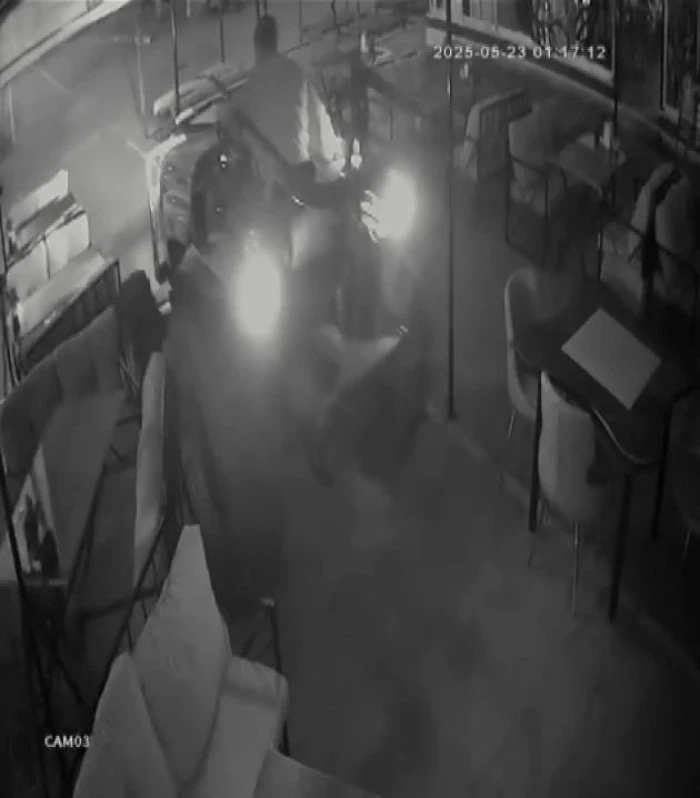 Komşu ilde Alkollü sürücü traktör ile kafeye daldı