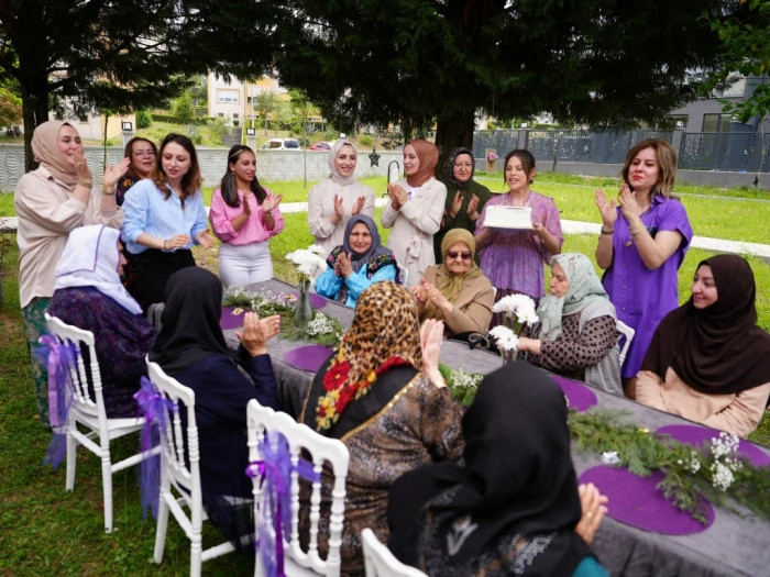 Alzheimer Hastaları Gündüz Bakım Merkezi'nde Anneler Günü etkinliği düzenledi