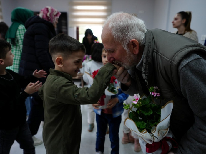 Bir ziyaret de çocuklardan