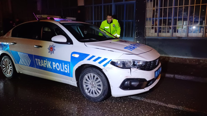 Aranan şahıs polisin üzerine araç sürüp kaçtı