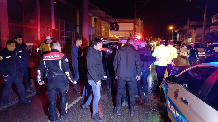 Aranan şahıs polisin üzerine araç sürüp kaçtı