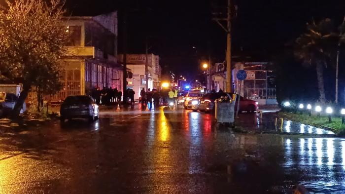 Aranan şahıs polisin üzerine araç sürüp kaçtı