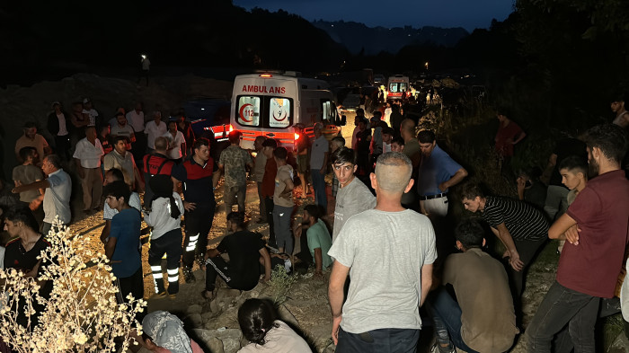 Fındık işçilerini taşıyan traktör şarampole uçtu