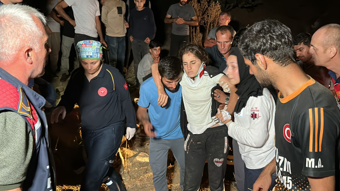 Fındık işçilerini taşıyan traktör şarampole uçtu