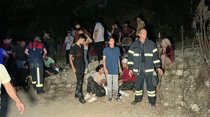 Fındık işçilerini taşıyan traktör şarampole uçtu