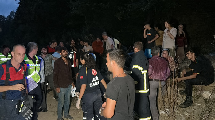 Fındık işçilerini taşıyan traktör şarampole uçtu