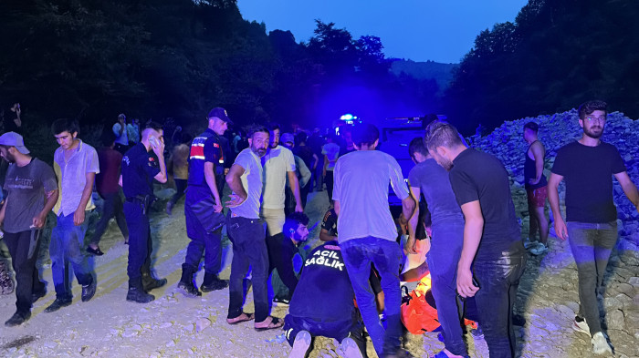 Fındık işçilerini taşıyan traktör şarampole uçtu