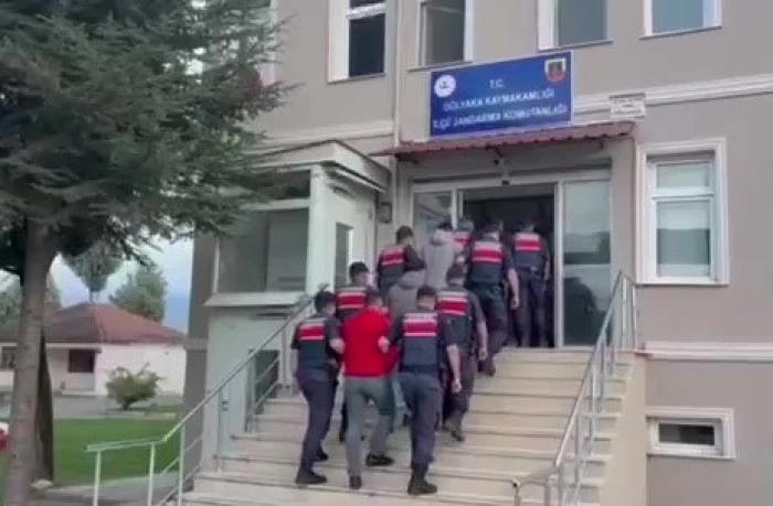 Düzce'de havaya ateş açan 5 kişi kıskıvrak yakalandı