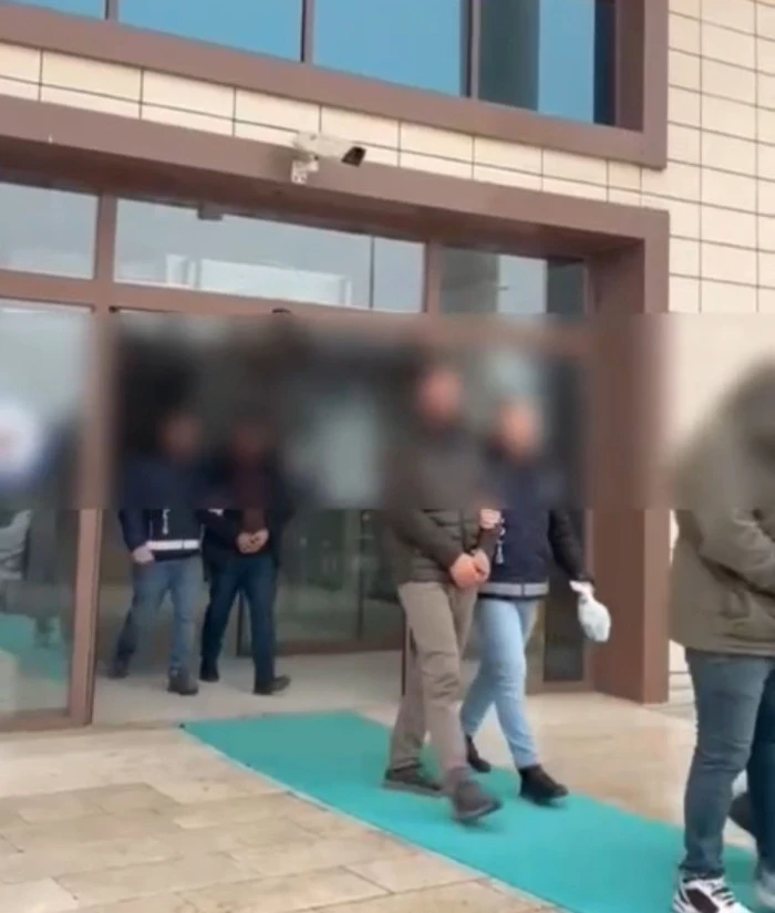 D&uuml;zce'de kamyon kasasında 14 d&uuml;zensiz g&ouml;&ccedil;men yakalandı