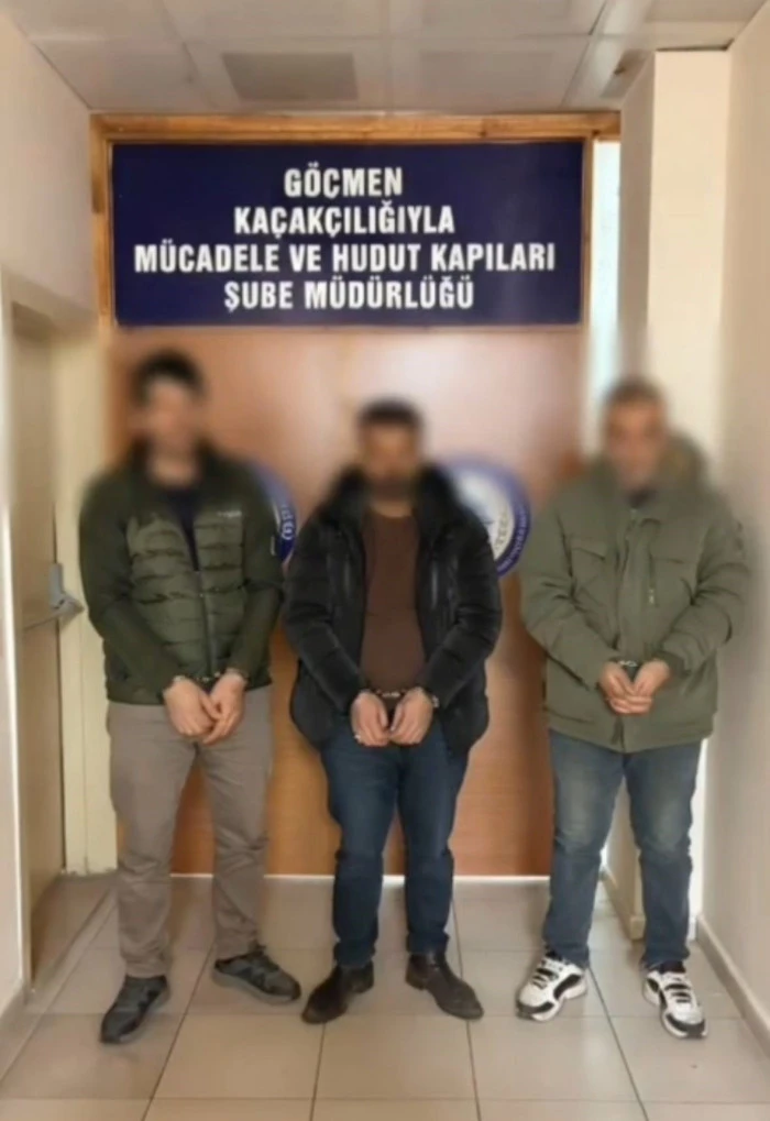 D&uuml;zce'de kamyon kasasında 14 d&uuml;zensiz g&ouml;&ccedil;men yakalandı