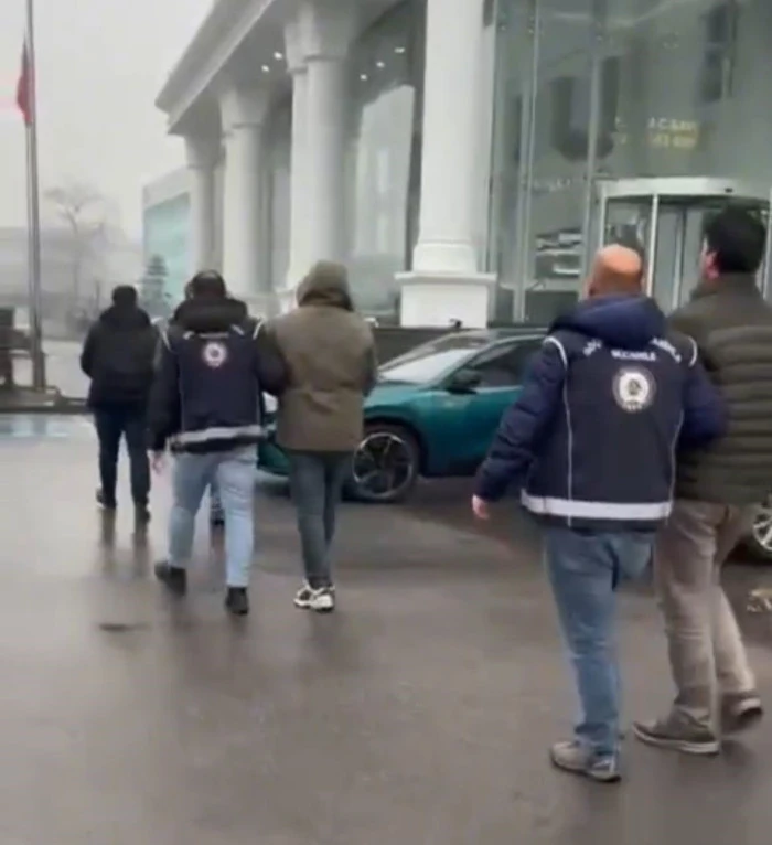 D&uuml;zce'de kamyon kasasında 14 d&uuml;zensiz g&ouml;&ccedil;men yakalandı