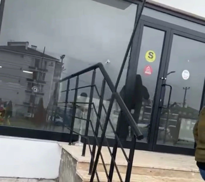 Emlak ofisine silahlı saldırı: L&uuml;ks cip ve iş yeri kurşunların hedefi oldu