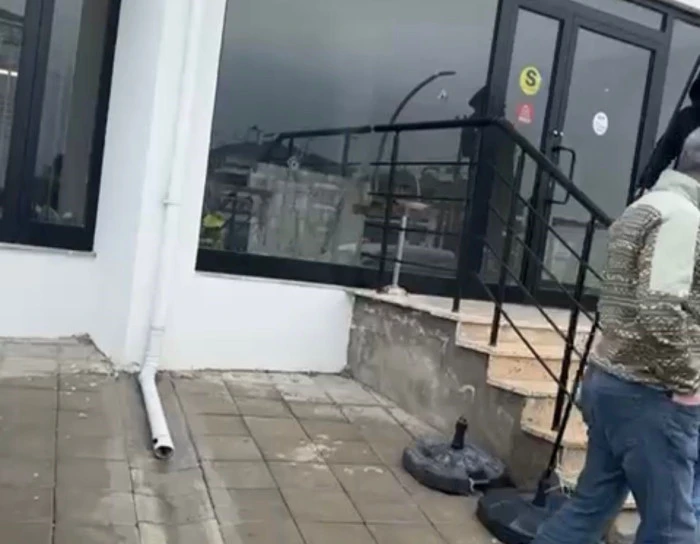 Emlak ofisine silahlı saldırı: L&uuml;ks cip ve iş yeri kurşunların hedefi oldu