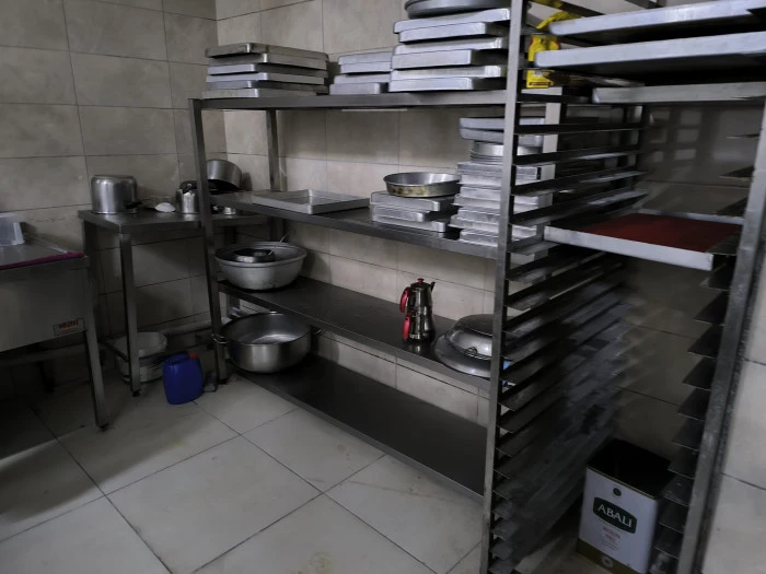 &Uuml;retim alanının &ccedil;&ouml;pl&uuml;ğe d&ouml;nd&uuml;ğ&uuml;, &ccedil;alışanların hijyensiz &ccedil;alıştığı işletme m&uuml;h&uuml;rlendi