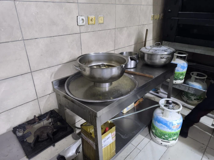 &Uuml;retim alanının &ccedil;&ouml;pl&uuml;ğe d&ouml;nd&uuml;ğ&uuml;, &ccedil;alışanların hijyensiz &ccedil;alıştığı işletme m&uuml;h&uuml;rlendi