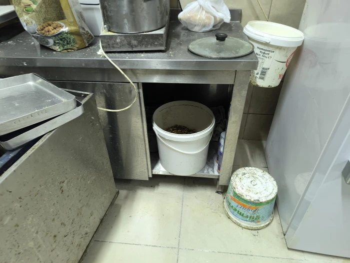 &Uuml;retim alanının &ccedil;&ouml;pl&uuml;ğe d&ouml;nd&uuml;ğ&uuml;, &ccedil;alışanların hijyensiz &ccedil;alıştığı işletme m&uuml;h&uuml;rlendi