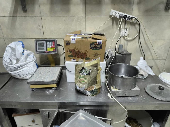 &Uuml;retim alanının &ccedil;&ouml;pl&uuml;ğe d&ouml;nd&uuml;ğ&uuml;, &ccedil;alışanların hijyensiz &ccedil;alıştığı işletme m&uuml;h&uuml;rlendi