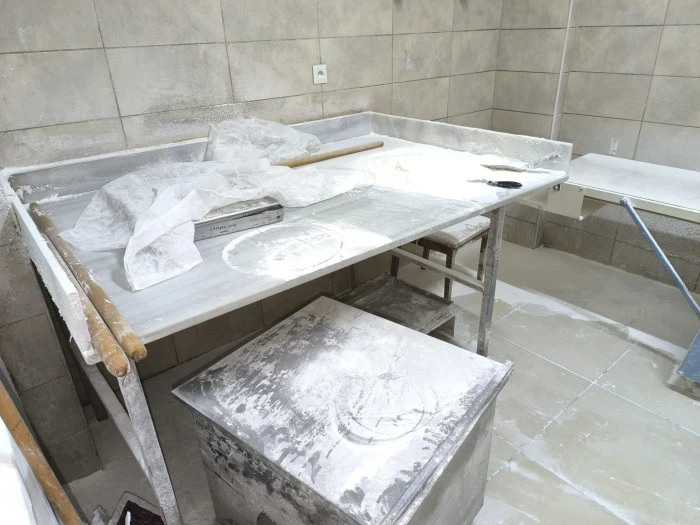 &Uuml;retim alanının &ccedil;&ouml;pl&uuml;ğe d&ouml;nd&uuml;ğ&uuml;, &ccedil;alışanların hijyensiz &ccedil;alıştığı işletme m&uuml;h&uuml;rlendi