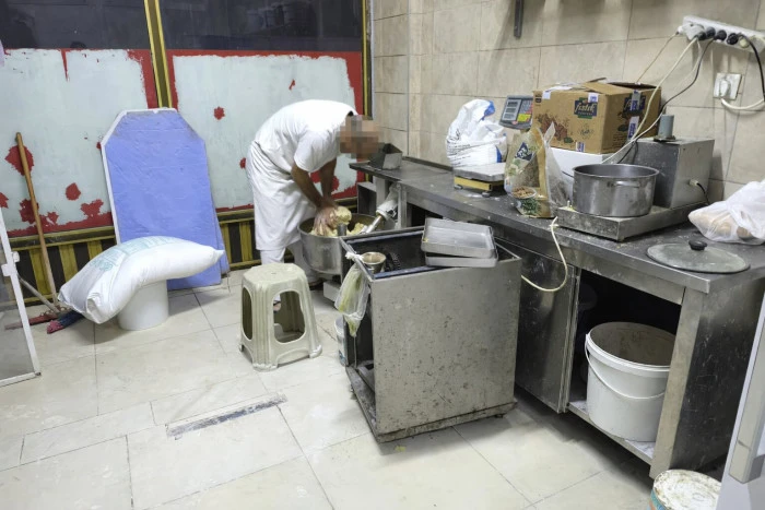 &Uuml;retim alanının &ccedil;&ouml;pl&uuml;ğe d&ouml;nd&uuml;ğ&uuml;, &ccedil;alışanların hijyensiz &ccedil;alıştığı işletme m&uuml;h&uuml;rlendi