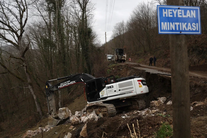 Heyelan b&ouml;lgesinde &ccedil;alışmalar s&uuml;r&uuml;yor