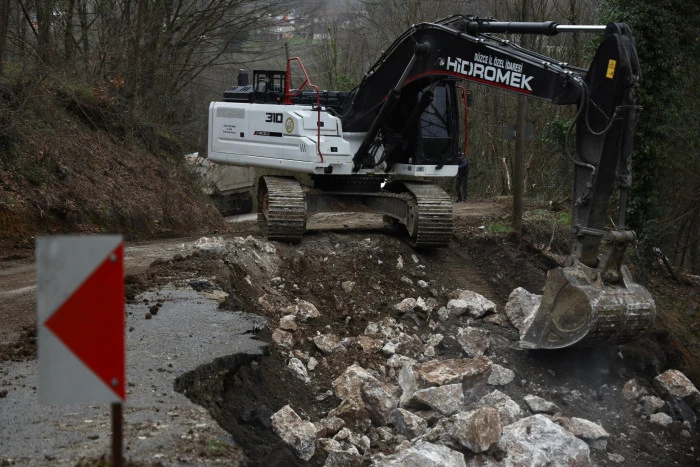 Heyelan b&ouml;lgesinde &ccedil;alışmalar s&uuml;r&uuml;yor