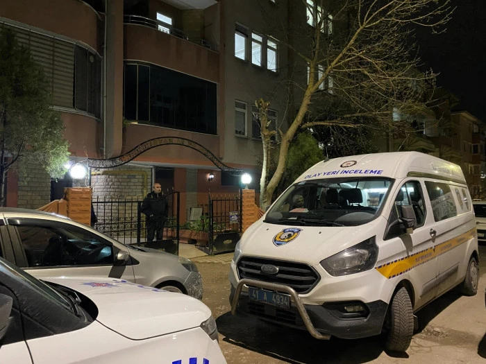 Bilezikleri i&ccedil;in boğazı kesilmiş