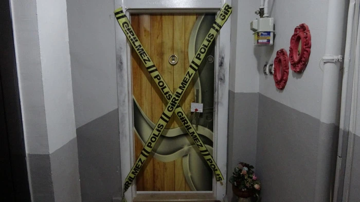 Bilezikleri i&ccedil;in boğazı kesilmiş