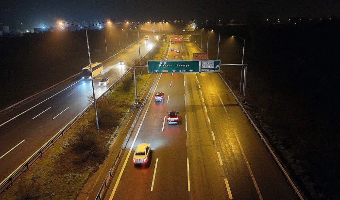 Tatilciler d&ouml;n&uuml;şe ge&ccedil;ti: Otoyolda akıcı yoğunluk devam ediyor
