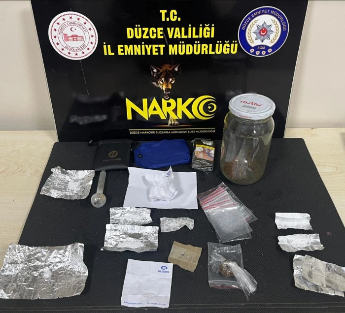 D&uuml;zce&rsquo;de uyuşturucu operasyonunda 2 kişi tutuklandı