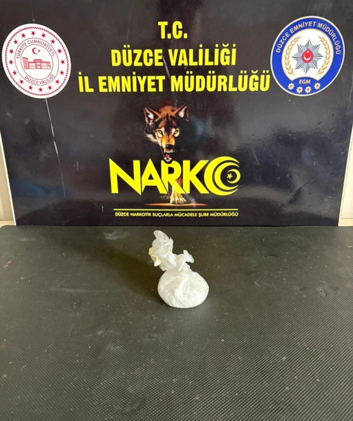 D&uuml;zce&rsquo;de uyuşturucu operasyonunda 2 kişi tutuklandı