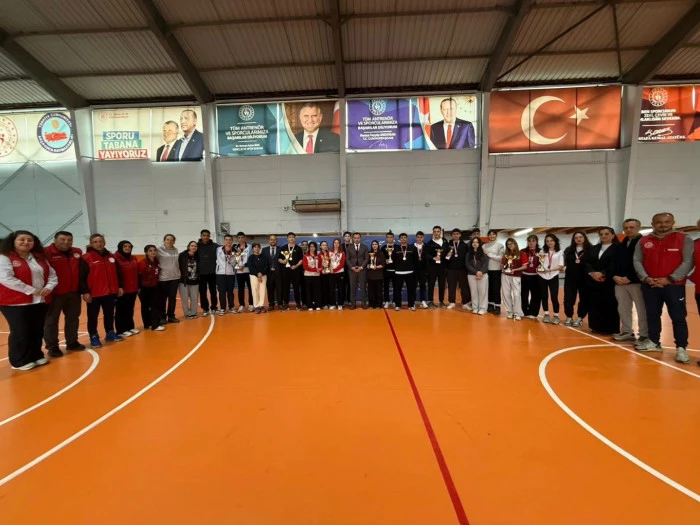 Madalyalar Kaymakam Uzan&rsquo;dan