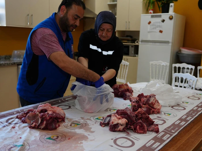 D&uuml;zce'de bağışlanan kurban payları ihtiya&ccedil; sahiplerine ulaştırılıyor