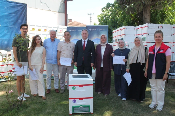 Gen&ccedil; arıcılara 380 adet arısız strafor kovan dağıtıldı