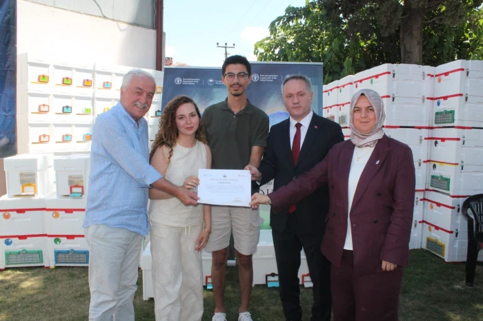 Gen&ccedil; arıcılara 380 adet arısız strafor kovan dağıtıldı