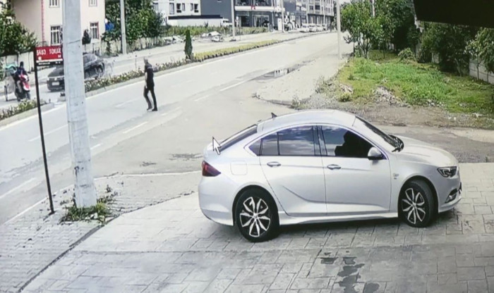 Karşıya Geçemeden Otomobil Çarptı 