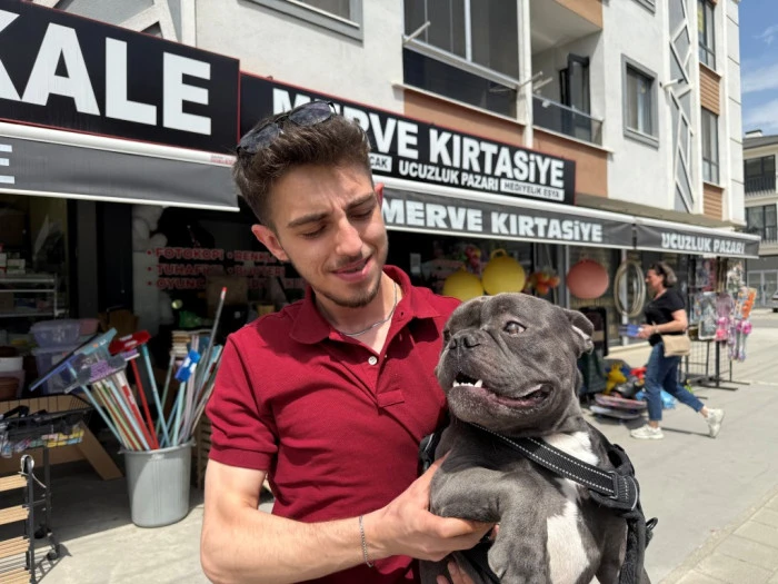 Henüz yeni dökülmüş ve kurumamış betonun içine girdi.
