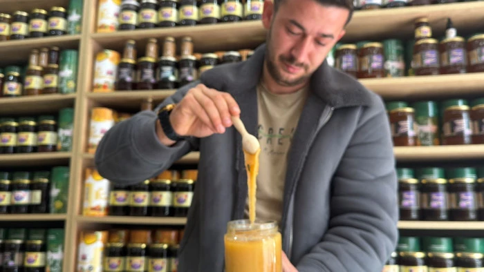 Bayılan ayı dekoruyla orman g&uuml;l&uuml; balı satıyor