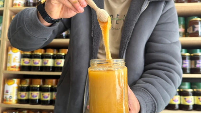 Bayılan ayı dekoruyla orman g&uuml;l&uuml; balı satıyor