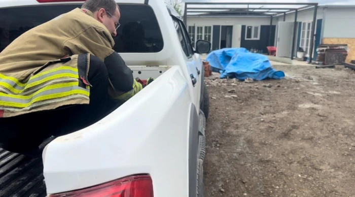 Aracının i&ccedil;ine giren yılanı b&ouml;yle uğurladı