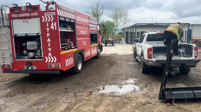 Aracının i&ccedil;ine giren yılanı b&ouml;yle uğurladı