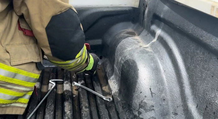 Aracının i&ccedil;ine giren yılanı b&ouml;yle uğurladı