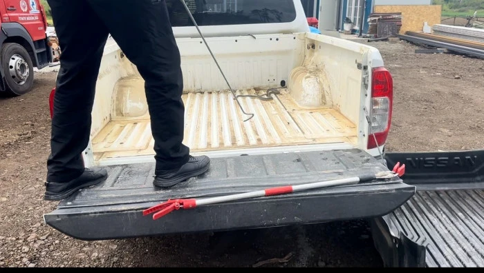 Aracının i&ccedil;ine giren yılanı b&ouml;yle uğurladı