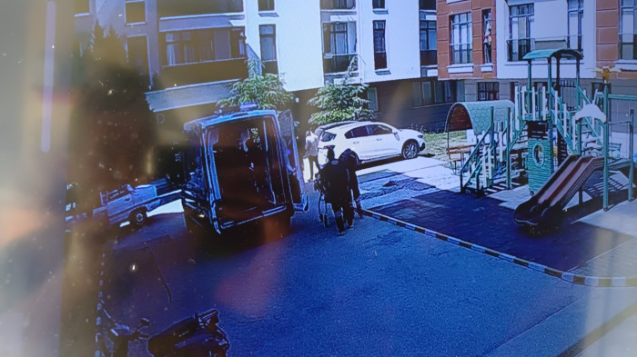 Balkondan düşen yeğenini havada yakaladı hastanelik oldu!