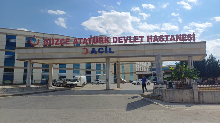 Balkondan düşen yeğenini havada yakaladı hastanelik oldu!
