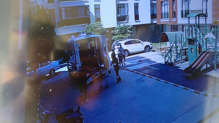 Balkondan düşen yeğenini havada yakaladı hastanelik oldu!