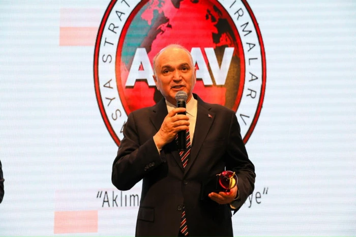 SAVUNMA SANAYİSİNE KATKILARINA ANLAMLI &Ouml;D&Uuml;L