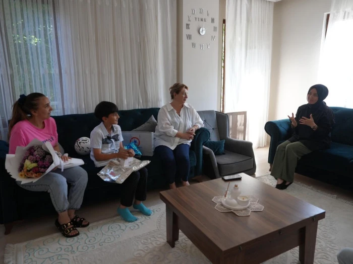 Düzce Belediye personeline kolonya ve şeker ikram etti